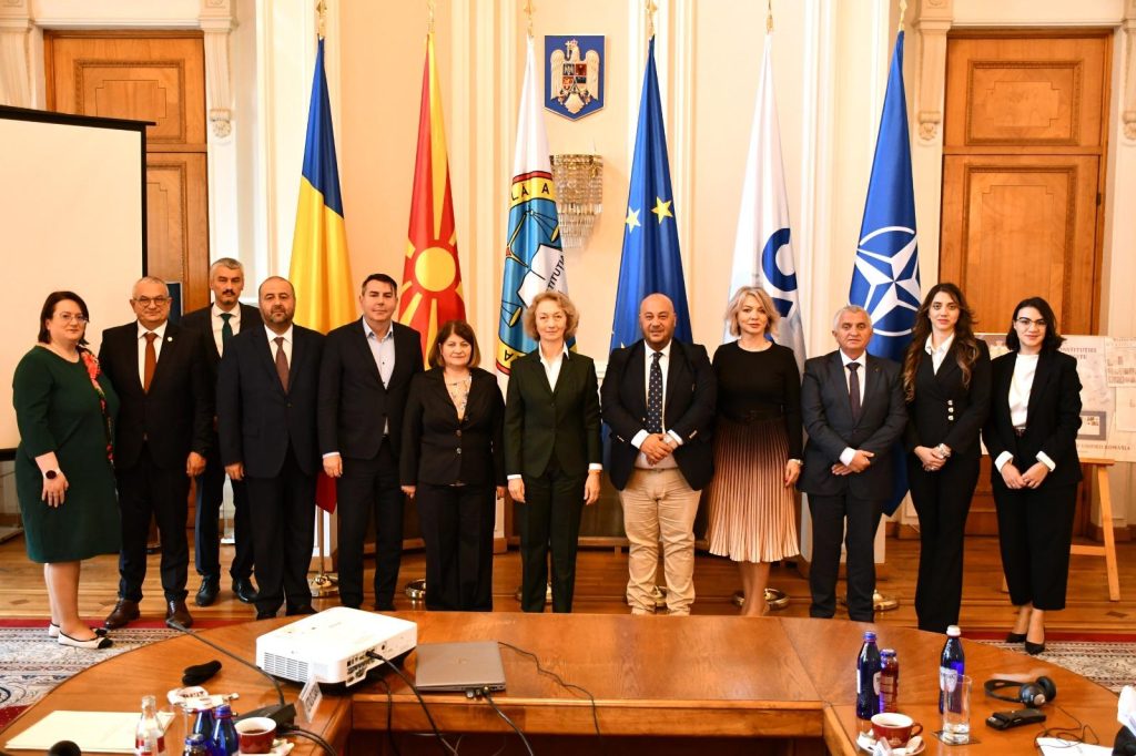 Делегација предводена од претседателот Костадиновски на билатерална средба во Уставниот суд во Романија